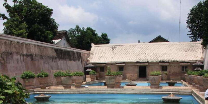sultan-palace-prambanan-temple-and-water-castle-guide-tour