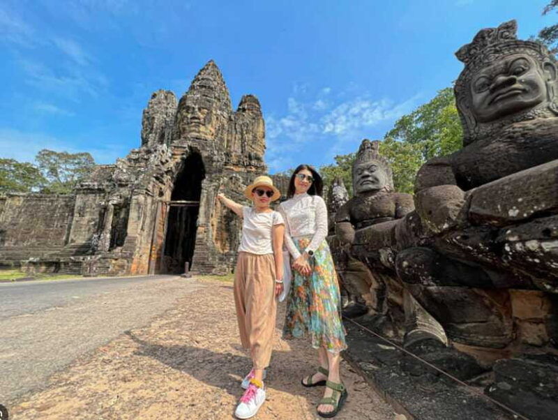 sunrise-at-angkor-wat-and-small-tour-with-tours-guide
