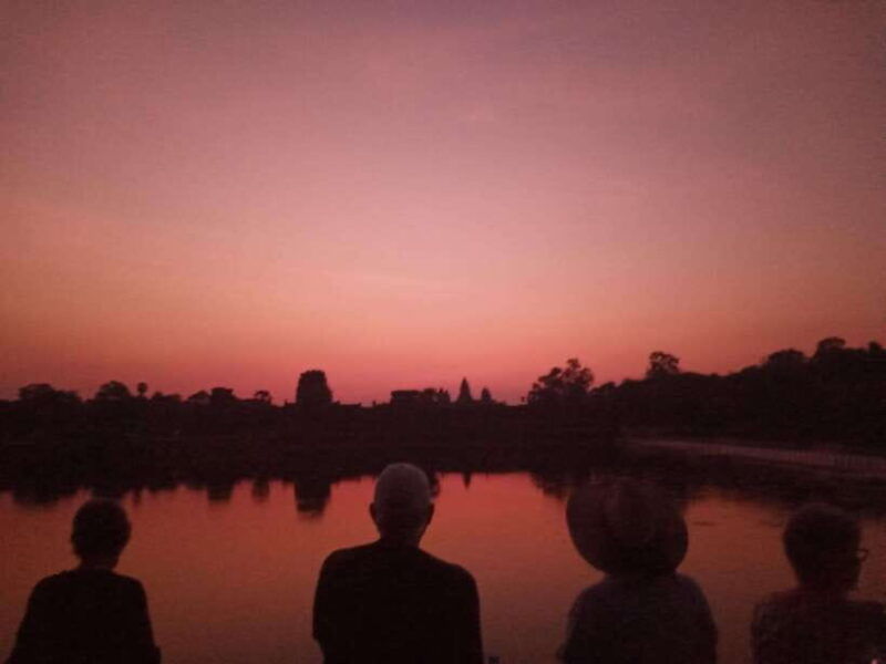 sunrise-at-angkor-wat-with-a-sharing-group