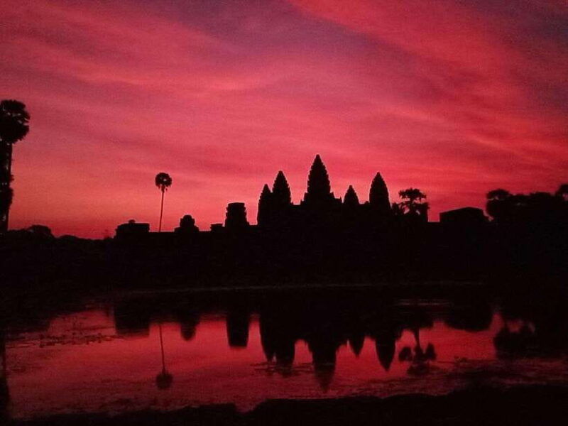 sunrise-at-angkor-wat-with-a-sharing-group