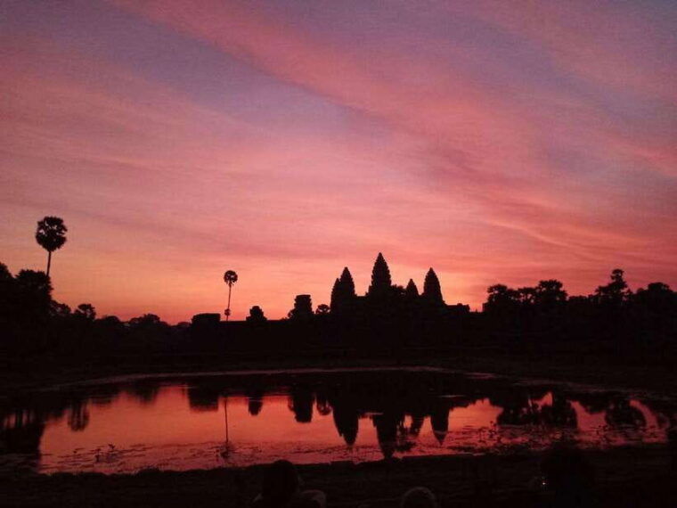 sunrise-at-angkor-wat-with-a-sharing-group