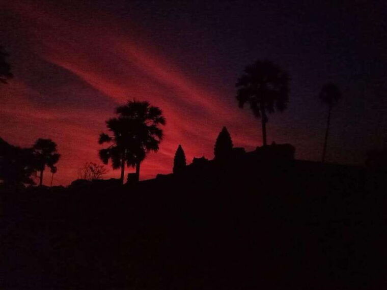 sunrise-at-angkor-wat-with-a-sharing-group