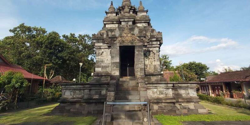 sunrise-at-punthuk-setumbu-borobudur-temple-mendut-pawon