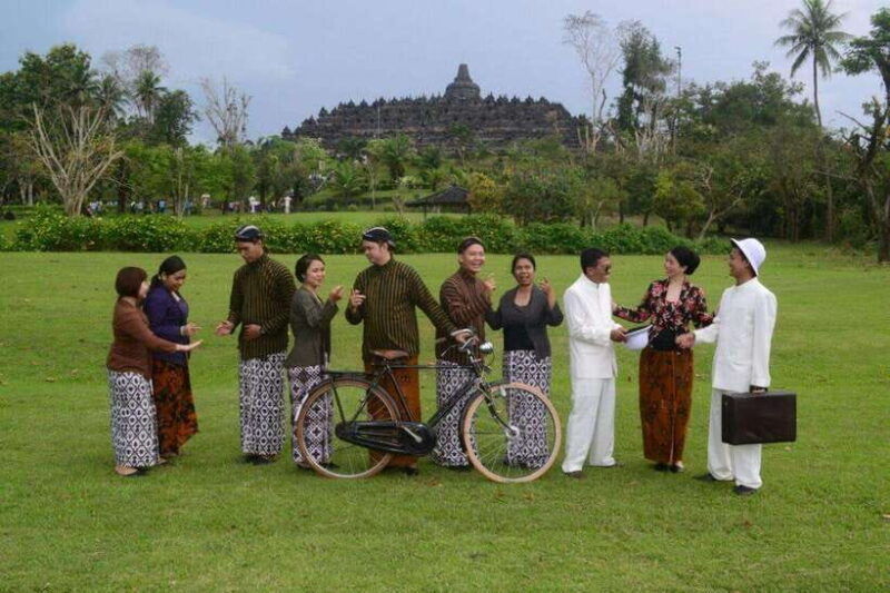 sunrise-at-viewpoint-borobudur-prambanan