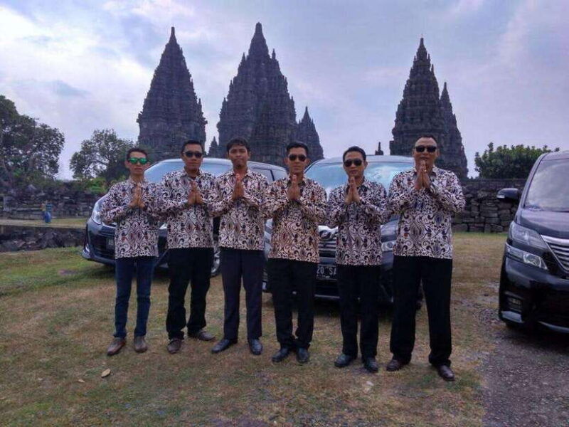sunrise-at-viewpoint-borobudur-prambanan