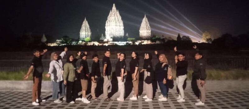 sunrise-at-viewpoint-borobudur-prambanan