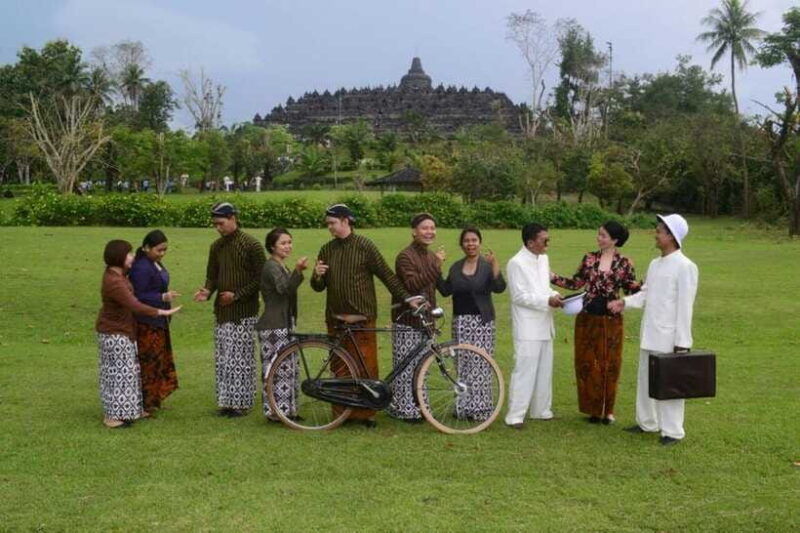 sunrise-at-viewpoint-borobudur-prambanan