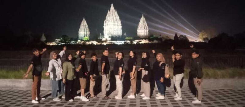 sunrise-at-viewpoint-borobudur-prambanan