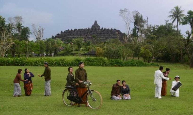 sunrise-at-viewpoint-borobudur-prambanan