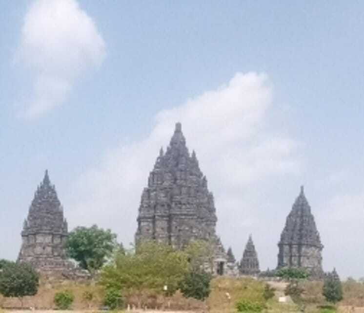 sunrise-at-viewpoint-borobudur-prambanan