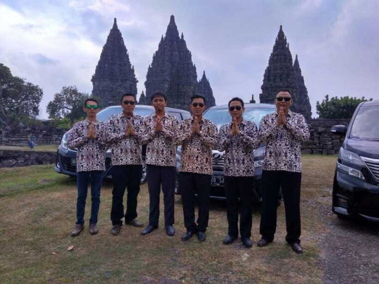 sunrise-at-viewpoint-borobudur-prambanan