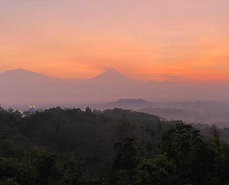sunrise-from-setumbu-hill-borobudur-prambanan-temple