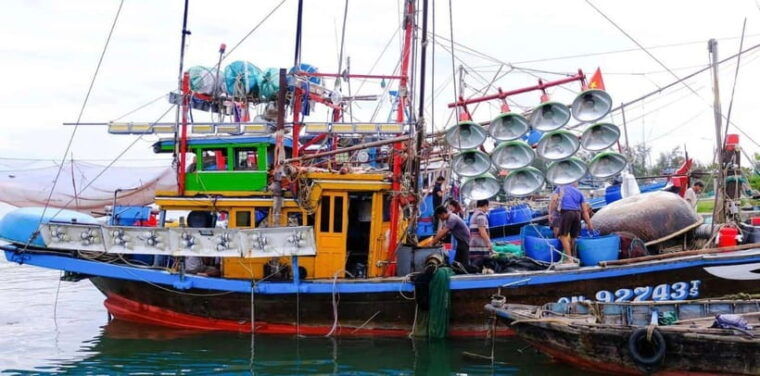 sunrise-on-the-hoai-river-tour-in-hoi-an