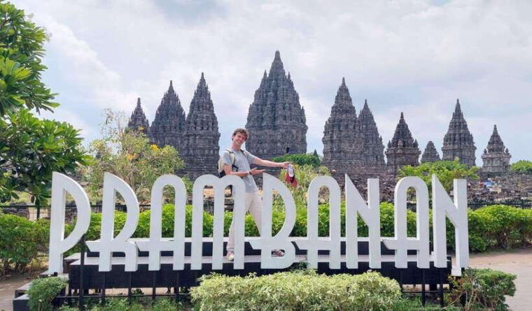 sunrise-setumbu-borobudur-structure-climbing-and-prambanan