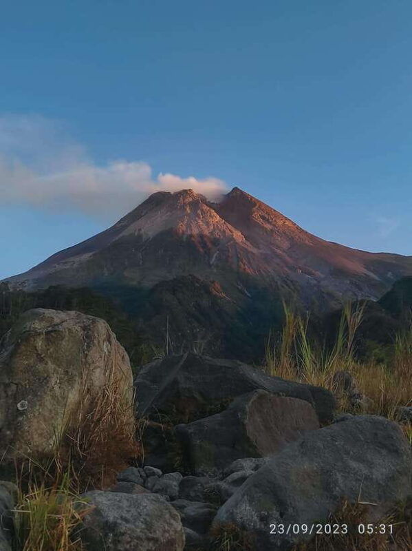 sunrise-setumbu-hill-borobudur-prambanan-temple