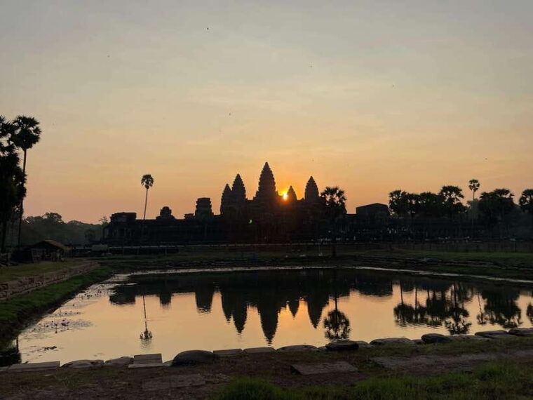 sunrise-shared-tour-in-angkor-from-siem-reap