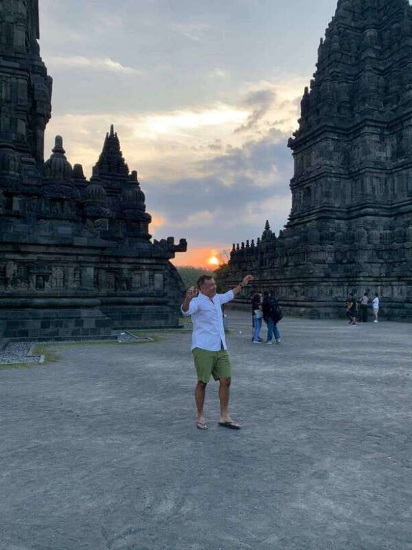 sunrise-stumbu-hill-borobudur-prambanan