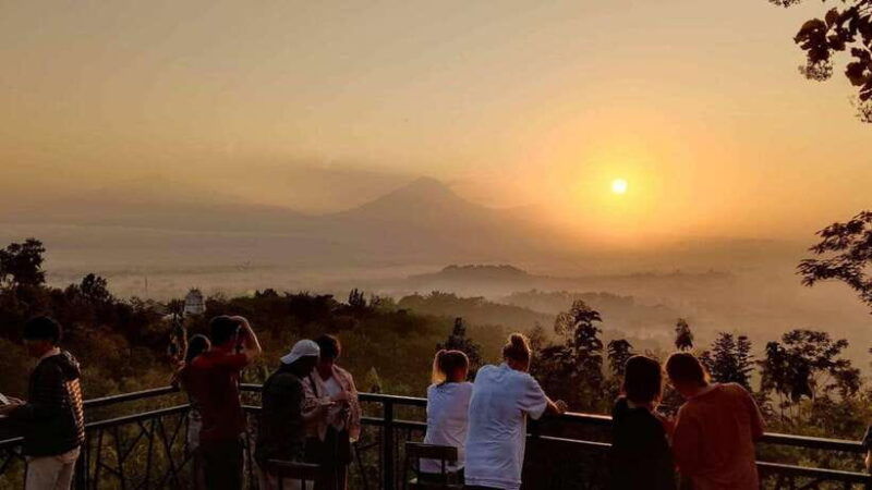 sunrise-stumbu-hill-borobudur-prambanan