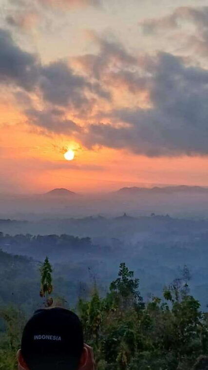 sunrise-stumbu-hill-borobudur-prambanan