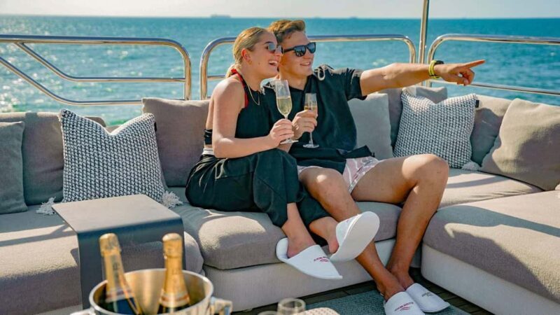 Sunseeker Superyacht: VIP Dinner, Premium Drinks& Live Music - Who Should Consider This Experience?