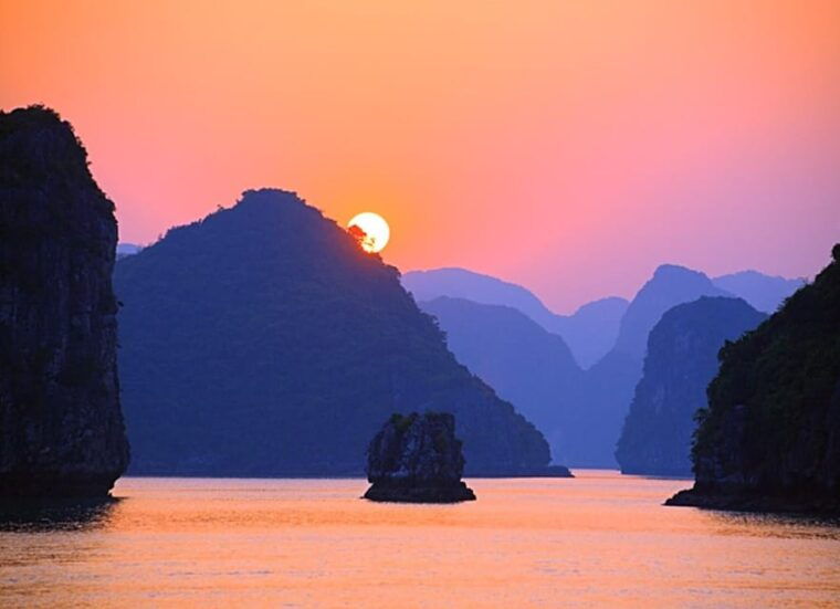 sunset-and-magical-bioluminescence-plankton-night-kayak-tour