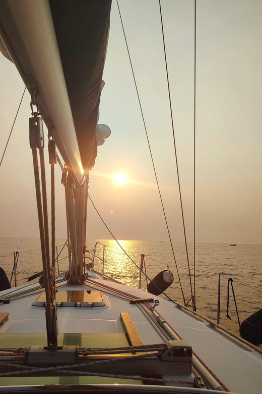 sunset-aperitif-on-a-sailing-boat