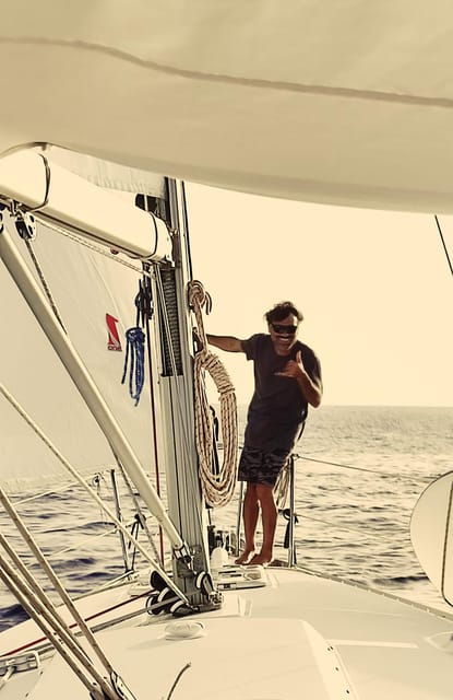 sunset-aperitif-on-a-sailing-boat