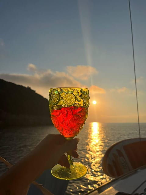 sunset-aperitif-on-a-sailing-boat