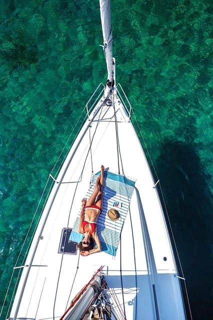 sunset-aperitif-on-a-sailing-boat