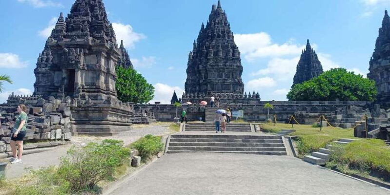 sunset-at-prambanan-and-sendratari-ramayana-ballet-prambanan