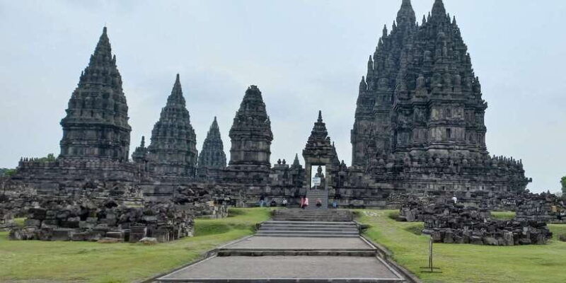 sunset-at-prambanan-temple-ramayana-ballet-performance