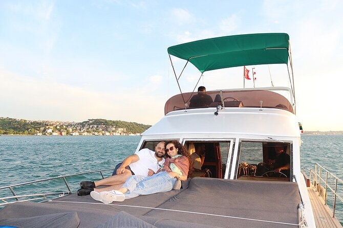 sunset-bosphorus-yacht-tour-in-istanbul