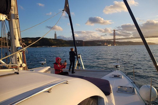 sunset-catamaran-in-lisbon-music-and-open-bar