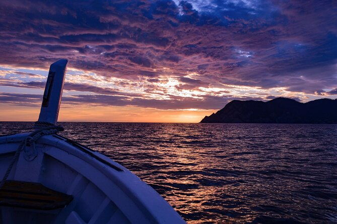 sunset-cinque-terre-boat-tour-with-a-traditional-ligurian-gozzo-from-monterosso