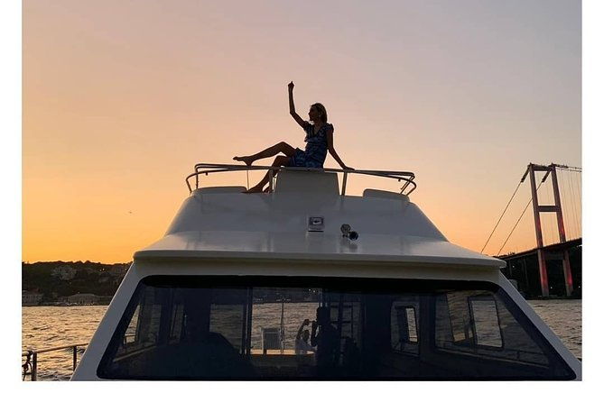sunset-cruise-on-luxury-yacht-in-istanbul-bosphorus