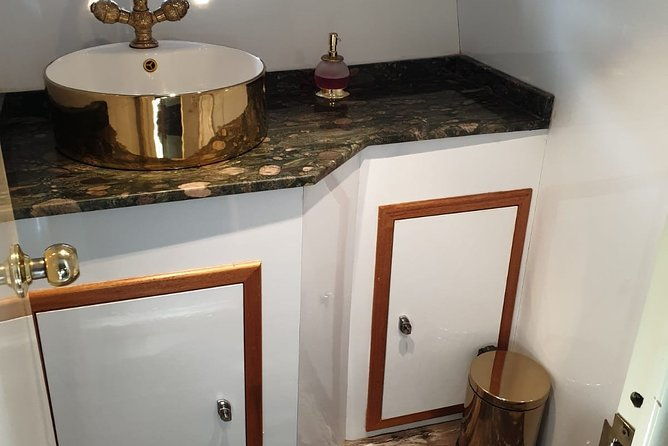 sunset-cruise-on-luxury-yacht-in-istanbul-bosphorus