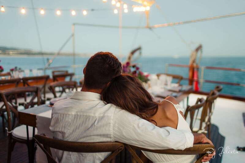 Sunset on a sailboat + Dinner with views of the Cabo Arch - Key Points