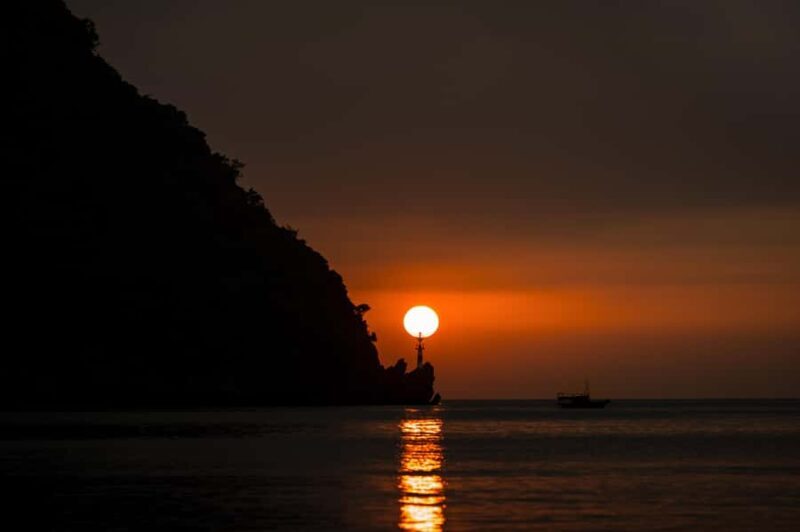Sunset on Lan Ha Bay, a most beautiful Bay of the world - Key Points