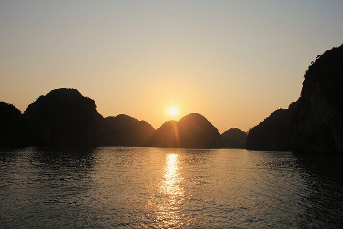 Sunset on Lan Ha Bay one of the most beautiful bay in the world - Key Points