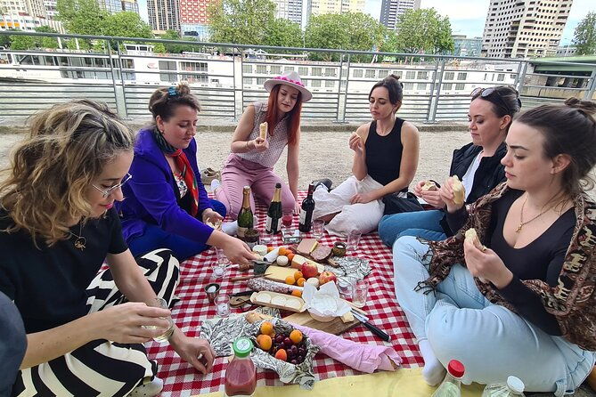 sunset-picnic-with-view-of-eiffel-tower-and-live-music-4