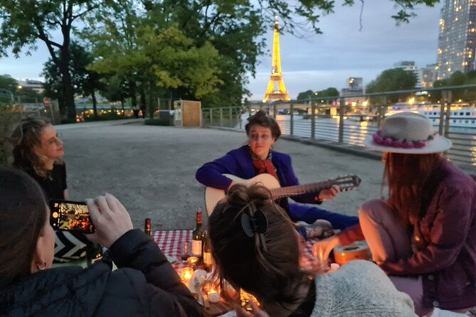 sunset-picnic-with-view-of-eiffel-tower-and-live-music