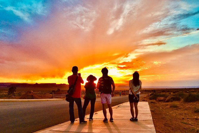 sunset-tour-of-monument-valley