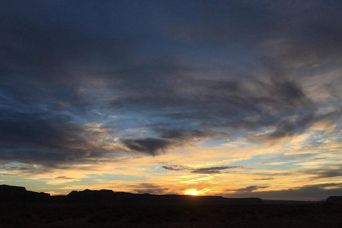 sunset-tour-of-monument-valley