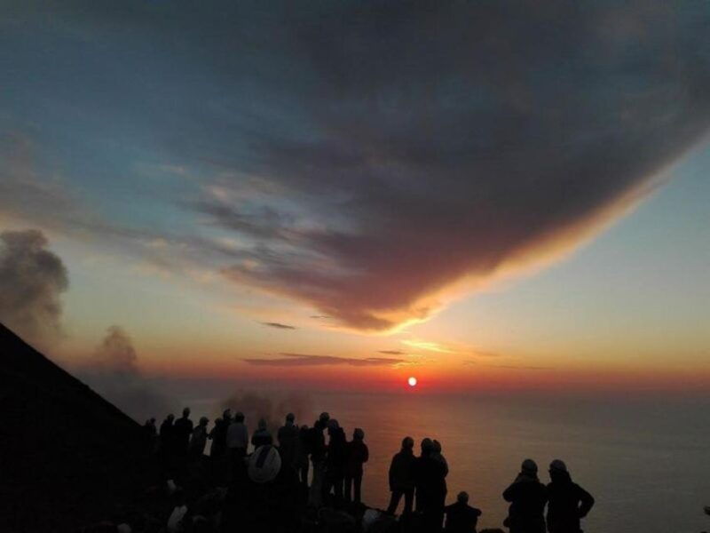 sunset-trekking-on-vulcano-stromboli