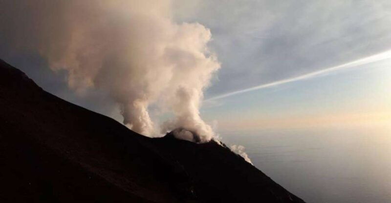 sunset-trekking-on-vulcano-stromboli