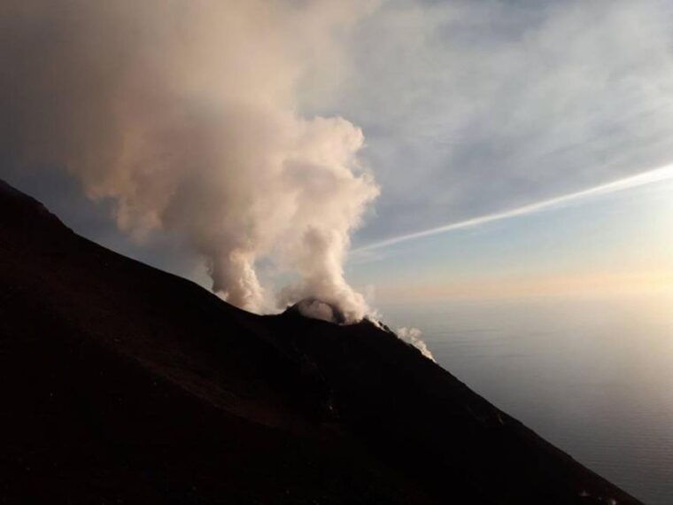 sunset-trekking-on-vulcano-stromboli