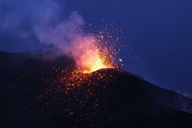 sunset-trekking-on-vulcano-stromboli