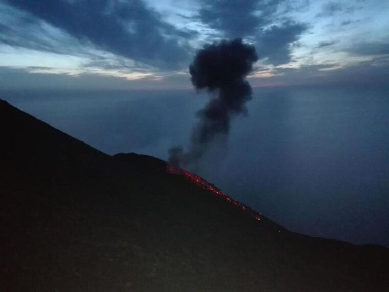 sunset-trekking-on-vulcano-stromboli