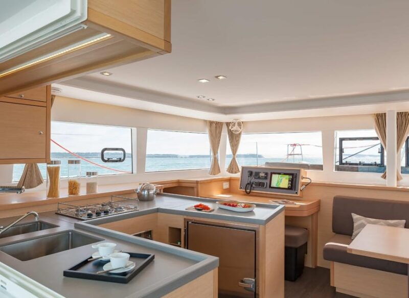 sup-safari-catamaran-cruise-dia-island-gourmet-delights