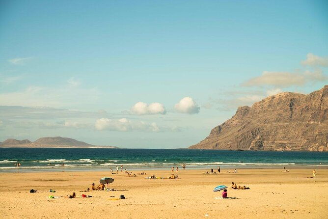 surf-lesson-for-beginners-in-famara-introduction-in-surfing